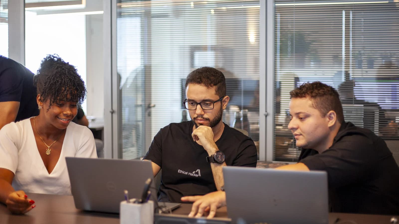 Equipe da tecnoAtiva trabalhando no escritório